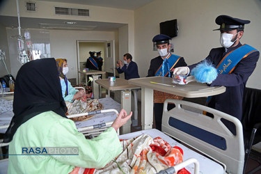 توزیع بسته های اهدایی به بیماران و کادر درمانی توسط خادمان مسجد مقدس جمکران