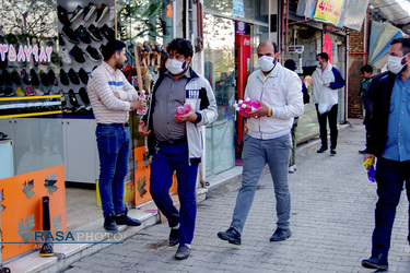 ضدعفونی معابر مشهد توسط تعدادی از طلاب و جوانان بسیجی