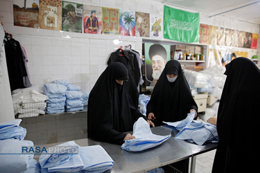 تولید جهادی ماسک و لباس گان توسط بانوان طلبه در مشهد