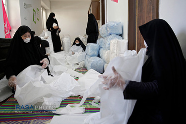 تولید جهادی ماسک و لباس گان توسط بانوان طلبه در مشهد