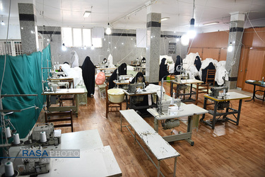 کارگاه تولید البسه بیمارستانی (کاورال) توسط بانوان قرارگاه تداوم جهاد