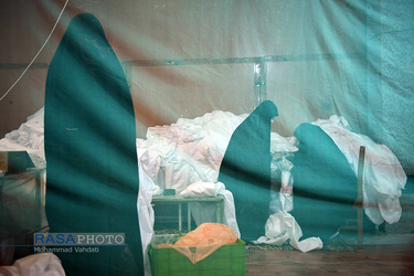 کارگاه تولید البسه بیمارستانی (کاورال) توسط بانوان قرارگاه تداوم جهاد