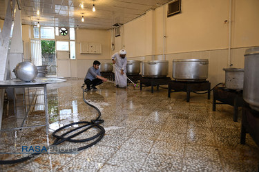 آماده سازی آشپزخانه مدرسه علمیه صدوق قم برای تهیه افطاری خانواده‌های محروم