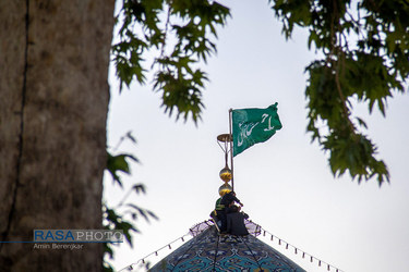 تعویض پرچم حرم مطهر حضرت احمد بن موسی در روز ولادت امام حسن مجتبی (علیه اسلام)
