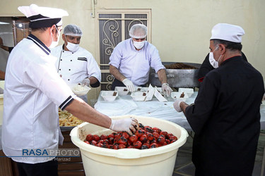 طبخ و توزیع ۳۰۰۰ پرس غذا در مناطق محروم قم به مناسبت عید سعید غدیر