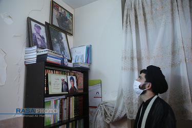 تجلیل دو تن از طلاب جهادی از خانواده شهید صادق‌زاده