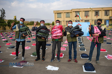 اهداء ۷۰۰۰ بسته نوشت افزار در مرحله سوم رزمایش کمک مؤمنانه شیراز