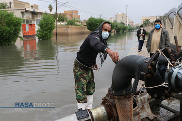 امداد رسانی نیرو‌های مردمی و بسیج در مناطق سیل زده اهواز
