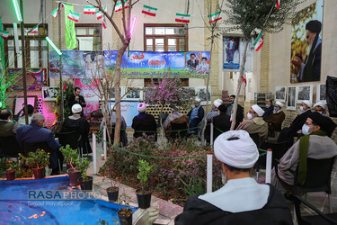 حضور تعدادی از طلاب جانباز در بیت امام راحل (ره)