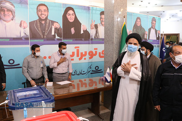 حضور حضور حجت الاسلام والمسلمین موسوی فرد نماینده ولی فقیه در ایتان خوزستان در پای صندوق رای