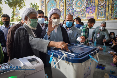 حضور حجت الاسلام والمسلمین دژکام نماینده ولی فقیه در استان فارس در پای صندوق رای