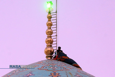 تعویض پرچم مسجد مقدس جمکران در آستانه ماه محرم