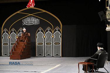 اولین شب عزاداری حضرت سید الشهداء (علیه‌السلام) در حسینیه امام خمینی (ره) با حضور مقام معظم رهبری