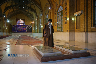 حضور مقام معظم رهبری در مرقد مطهر امام خمینی (ره) و گلزار شهیدان