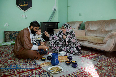 حجت الاسلام محمد هادوی پور خراسانی در خانه و در کنار همسر و فرزندش مشغول صرف نهار است