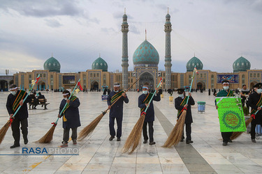 آئین جاروکشی خادمان مسجد مقدس جمکران در آستانه نیمه شعبان