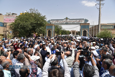 تجمع جمعی از مردم شیراز در اعتراض به کشف حجاب عده ای در یکی از مناطق شیراز‎‎