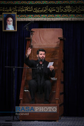 عزاداری شب عاشورای حسینی (علیه‌السلام) با حضور رهبر انقلاب اسلامی