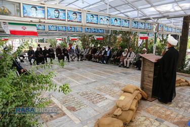 غبار روبی مزار شهدای دفاع مقدس توسط اعضا دفتر رهبری در قم