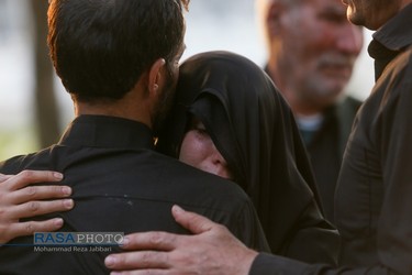 وداع خانواده، با پیکر طلبه شهید مدافع امنیت