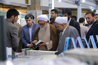 بازدید حجت الاسلام والمسلمین مروی از «هفتمین نمایشگاه تخصصی کتب حوزوی و معارف اسلامی»