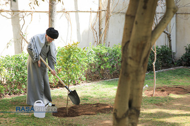 کاشت نهال در روز درختکاری توسط مقام معظم رهبری