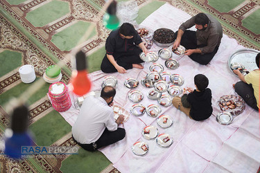 سفره پر برکت افطاری ساده در مسجد مدنی قم