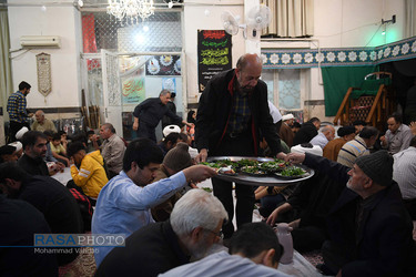 سفره پر برکت افطاری ساده در مسجد مدنی قم