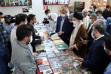 بازدید مقام معظم رهبری از سی و‌‌ چهارمین نمایشگاه بین‌المللی کتاب تهران