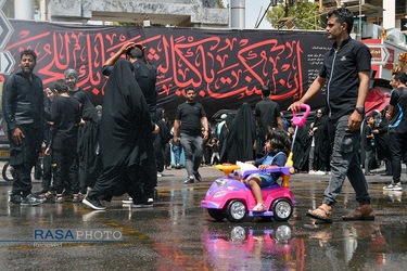 عزاداری و نماز جماعت ظهر عاشورای حسینی در خیابان های منتهی به حرم مطهر رضوی