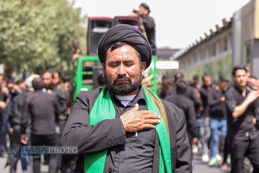 عزاداری و نماز جماعت ظهر عاشورای حسینی در خیابان های منتهی به حرم مطهر رضوی