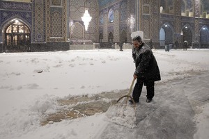 بارش برف در حرم امام رئوف (علیه‌السلام)