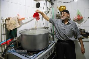 سنت حسنه اطعام روزه‌داران با سفره افطاری ساده در مسجد