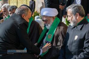 آیین تعویض پرچم گنبد منور رضوی در روز میلاد امام رئوف (ع)