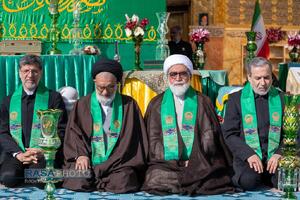 آیین تعویض پرچم گنبد منور رضوی در روز میلاد امام رئوف (ع)