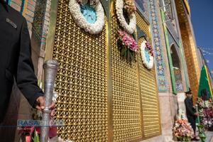آیین تعویض پرچم گنبد منور رضوی در روز میلاد امام رئوف (ع)