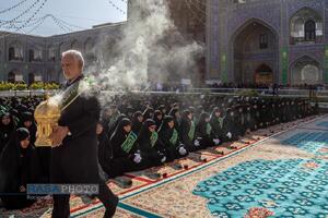 آیین تعویض پرچم گنبد منور رضوی در روز میلاد امام رئوف (ع)