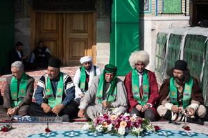 آیین تعویض پرچم گنبد منور رضوی در روز میلاد امام رئوف (ع)
