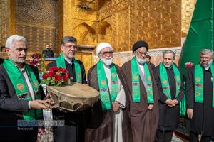 آیین تعویض پرچم گنبد منور رضوی در روز میلاد امام رئوف (ع)