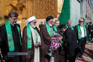 آیین تعویض پرچم گنبد منور رضوی در روز میلاد امام رئوف (ع)