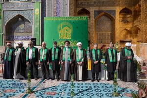 آیین تعویض پرچم گنبد منور رضوی در روز میلاد امام رئوف (ع)