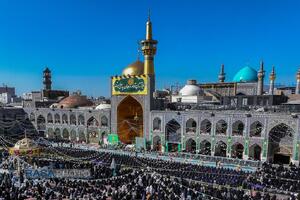 آیین تعویض پرچم گنبد منور رضوی در روز میلاد امام رئوف (ع)
