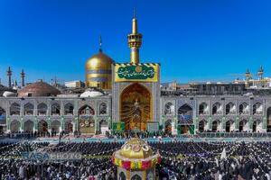 آیین تعویض پرچم گنبد منور رضوی در روز میلاد امام رئوف (ع)