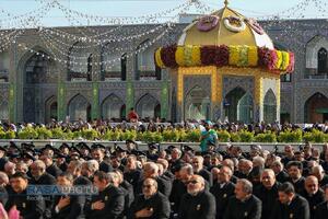 آیین تعویض پرچم گنبد منور رضوی در روز میلاد امام رئوف (ع)