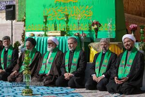 آیین تعویض پرچم گنبد منور رضوی در روز میلاد امام رئوف (ع)
