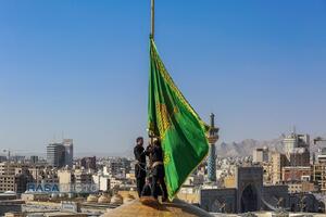 آیین تعویض پرچم گنبد منور رضوی در روز میلاد امام رئوف (ع)