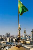 آیین تعویض پرچم گنبد منور رضوی در روز میلاد امام رئوف (ع)