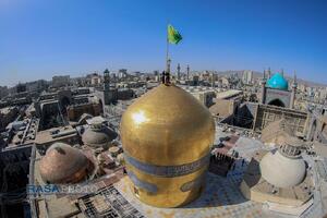 آیین تعویض پرچم گنبد منور رضوی در روز میلاد امام رئوف (ع)
