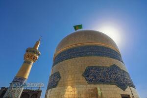 آیین تعویض پرچم گنبد منور رضوی در روز میلاد امام رئوف (ع)