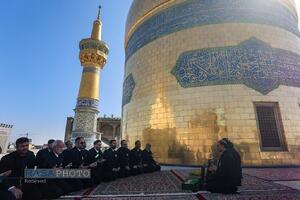 آیین تعویض پرچم گنبد منور رضوی در روز میلاد امام رئوف (ع)